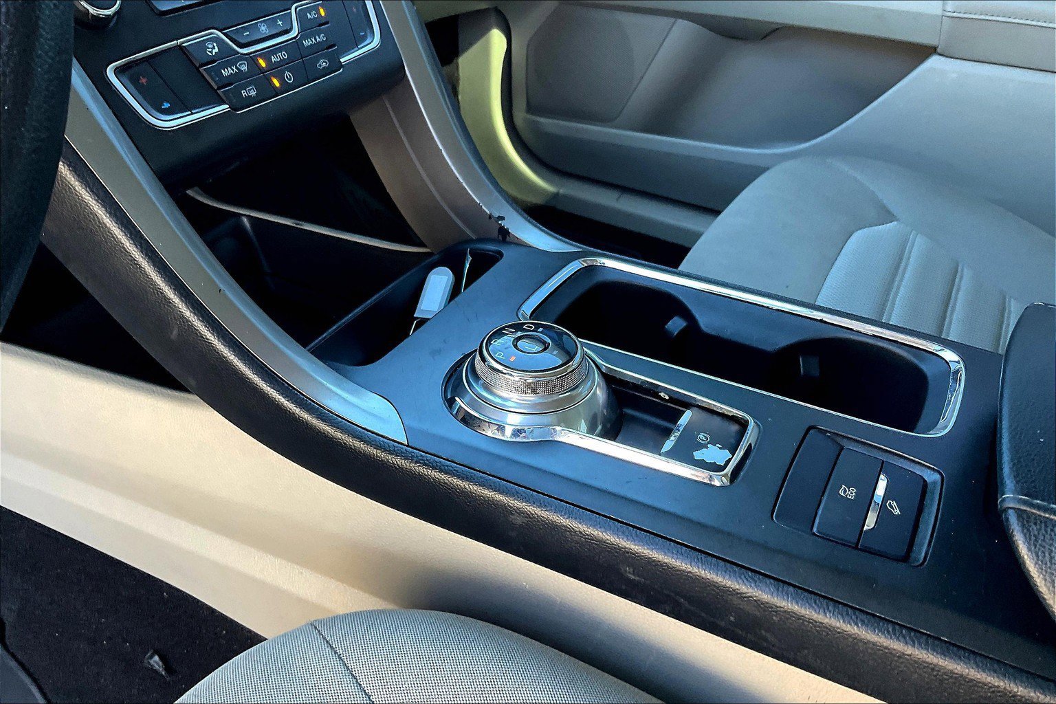 Used 2019 Ford Fusion SE image 16