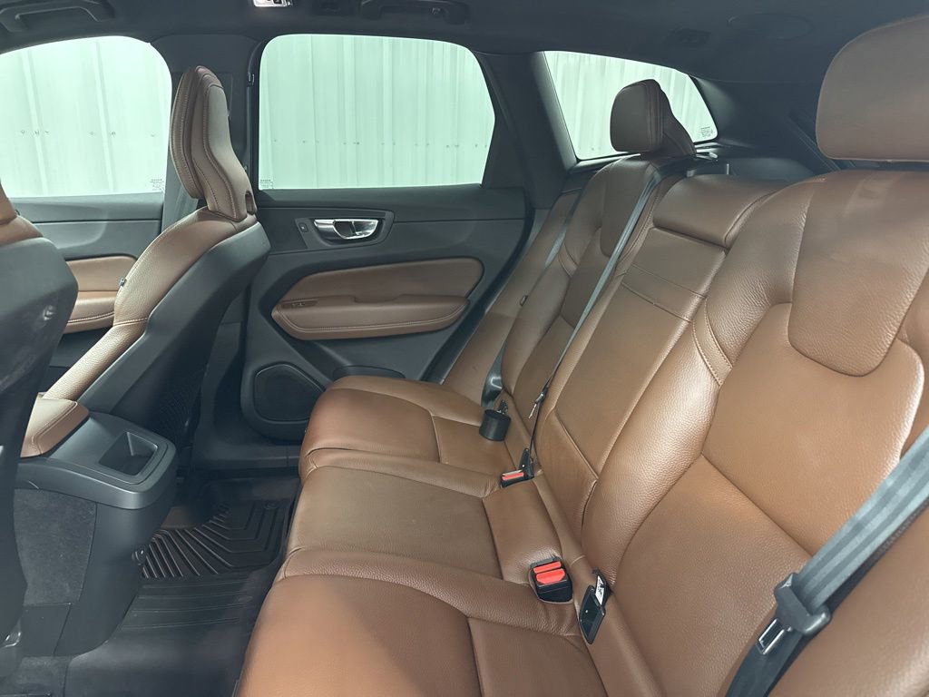 Used 2021 Volvo XC60 T5 Momentum w/ Advanced Package AWD/4WD image 11