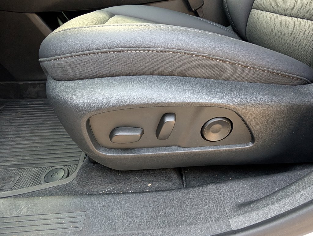 New 2027 Chevrolet Equinox LT w/ Convenience Package II FWD image 11