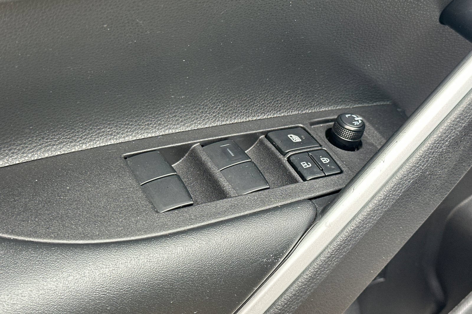 Certified 2025 Toyota Corolla Cross LE FWD image 14