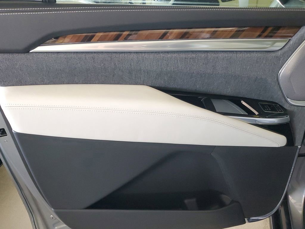 New 2026 Cadillac Escalade ESV Platinum Sport w/ LPO, ONYX Package image 9