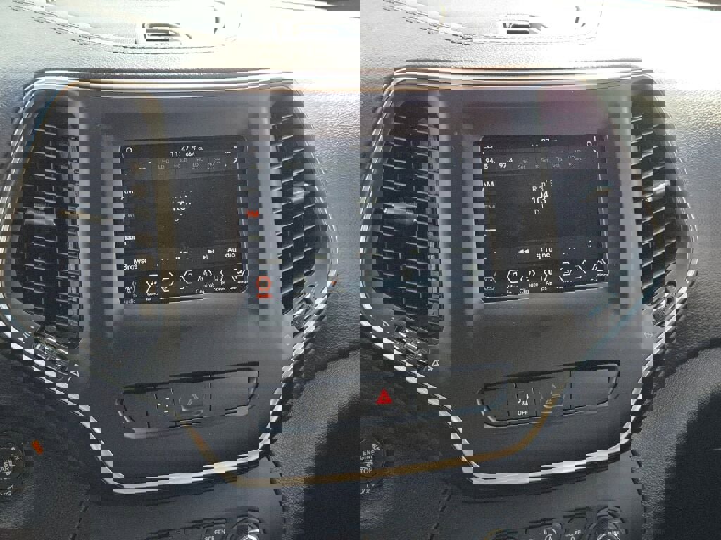 Used 2019 Jeep Cherokee Latitude Plus w/ Comfort/Convenience Group image 23