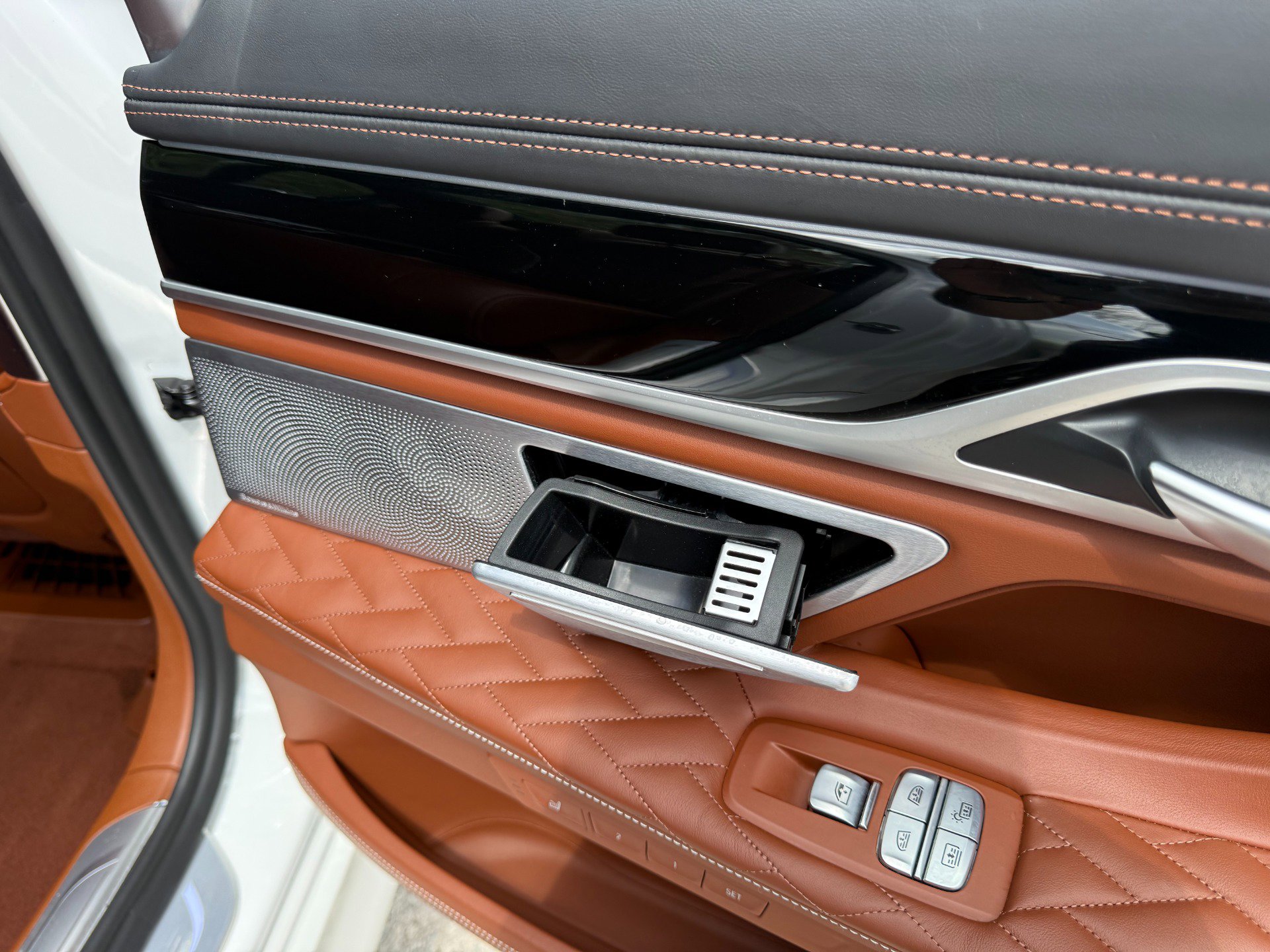 Used 2020 BMW ALPINA B7 xDrive w/ Luxury Rear Seating Package image 26