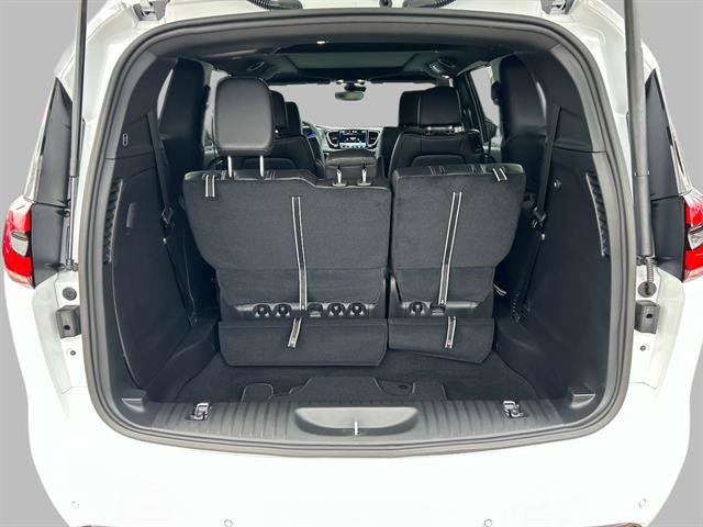 Used 2026 Chrysler Pacifica Select image 14