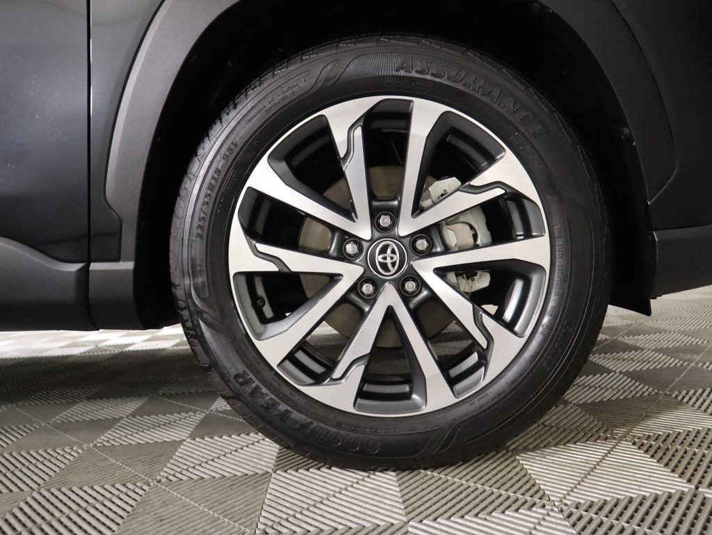 Used 2023 Toyota Corolla Cross XLE image 32