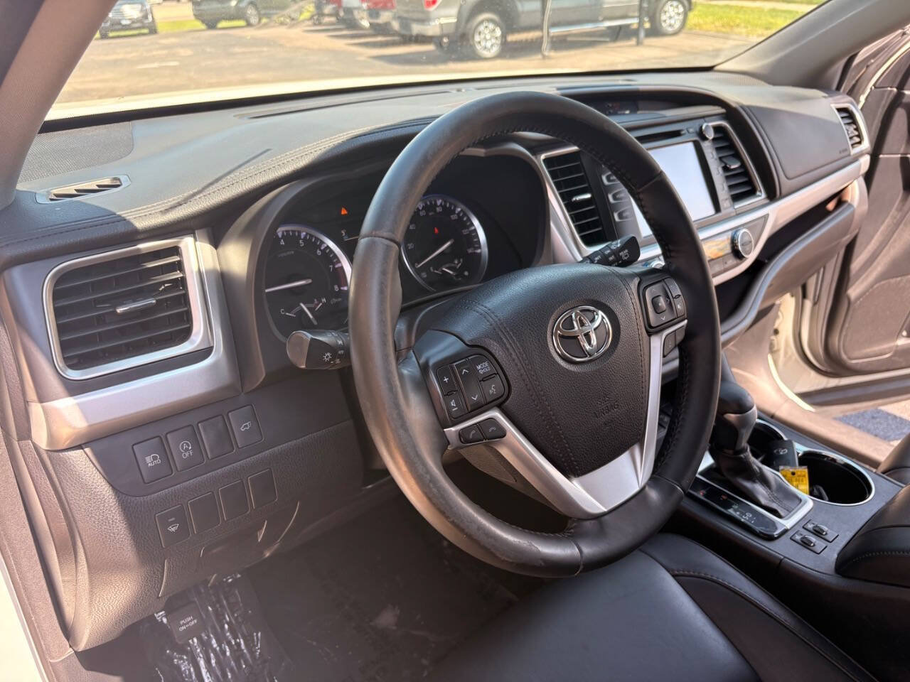 Used 2017 Toyota Highlander XLE AWD/4WD image 6