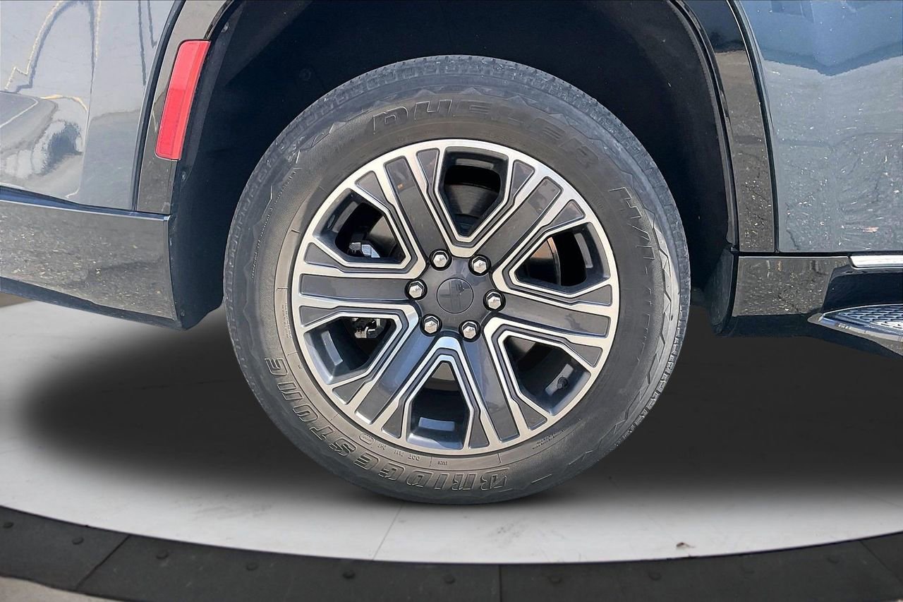 Used 2023 Jeep Wagoneer 4WD w/ Premium Group I image 39