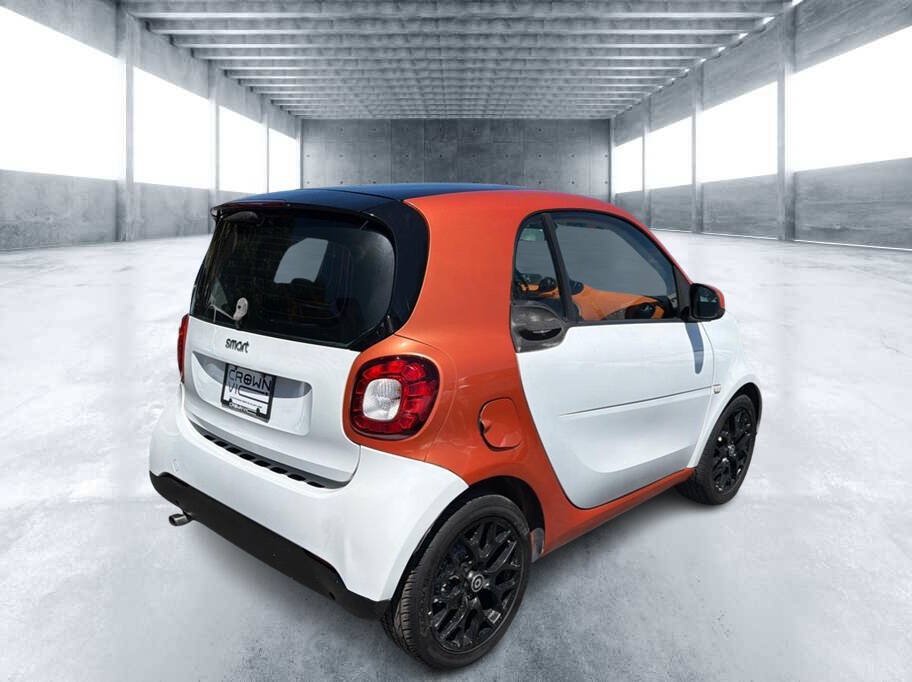 Used 2016 smart fortwo passion RWD image 3