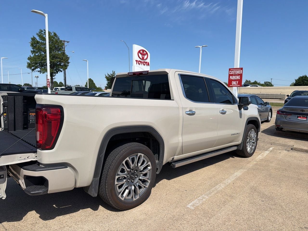 Used 2026 GMC Sierra 1500 Denali Ultimate AWD/4WD image 5