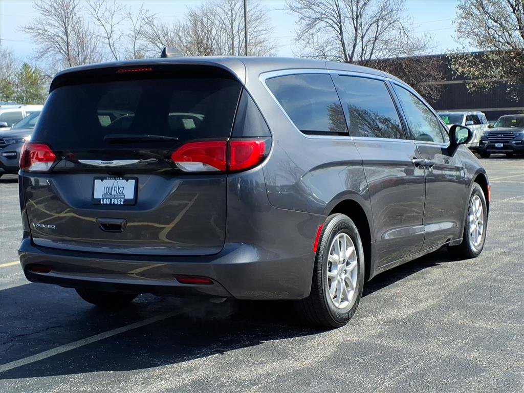 Used 2023 Chrysler Voyager LX image 28