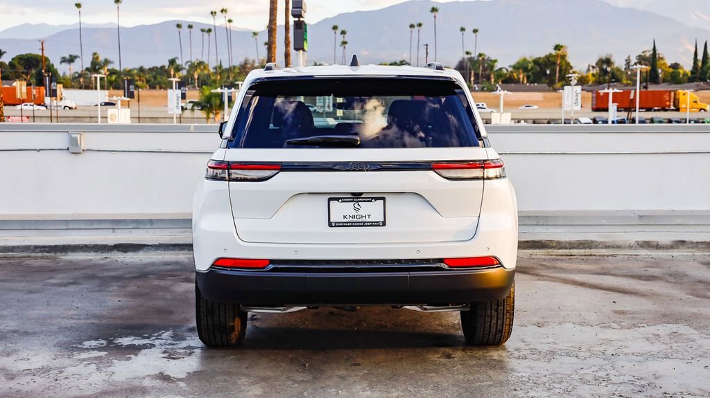 New 2025 Jeep Grand Cherokee Altitude image 8