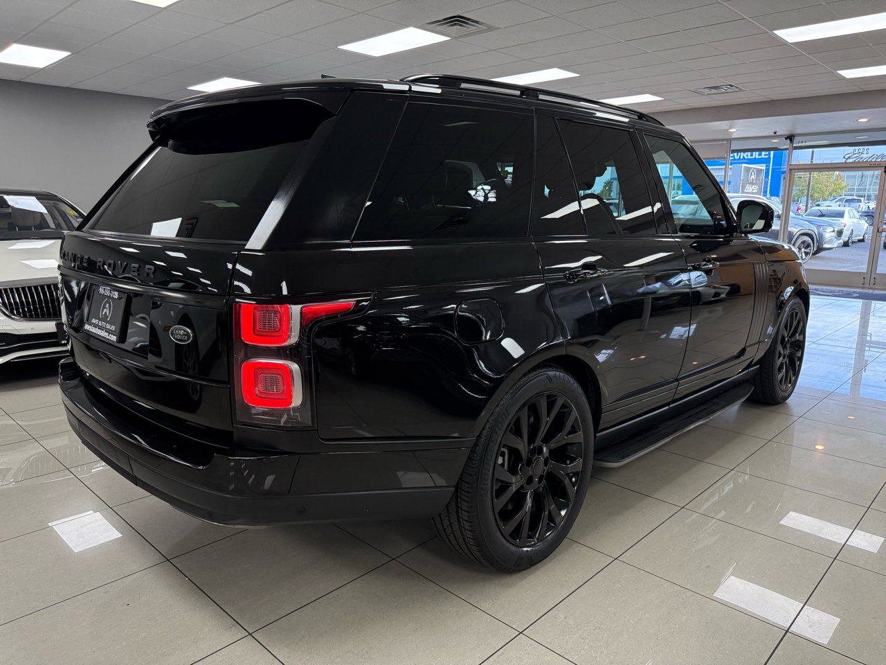 Used 2019 Land Rover Range Rover HSE image 2