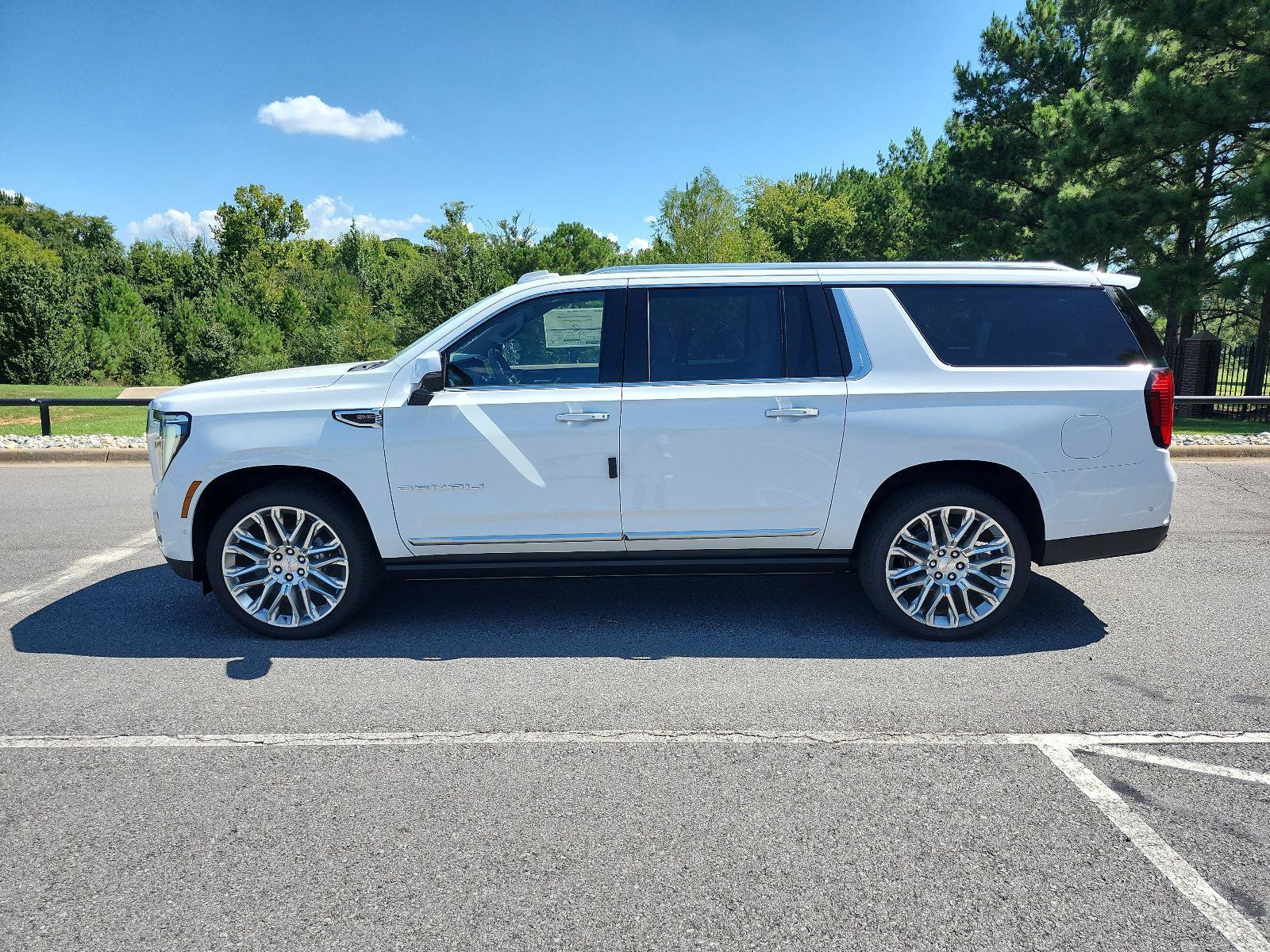 New 2026 GMC Yukon XL Denali w/ Denali Reserve Package AWD/4WD image 2