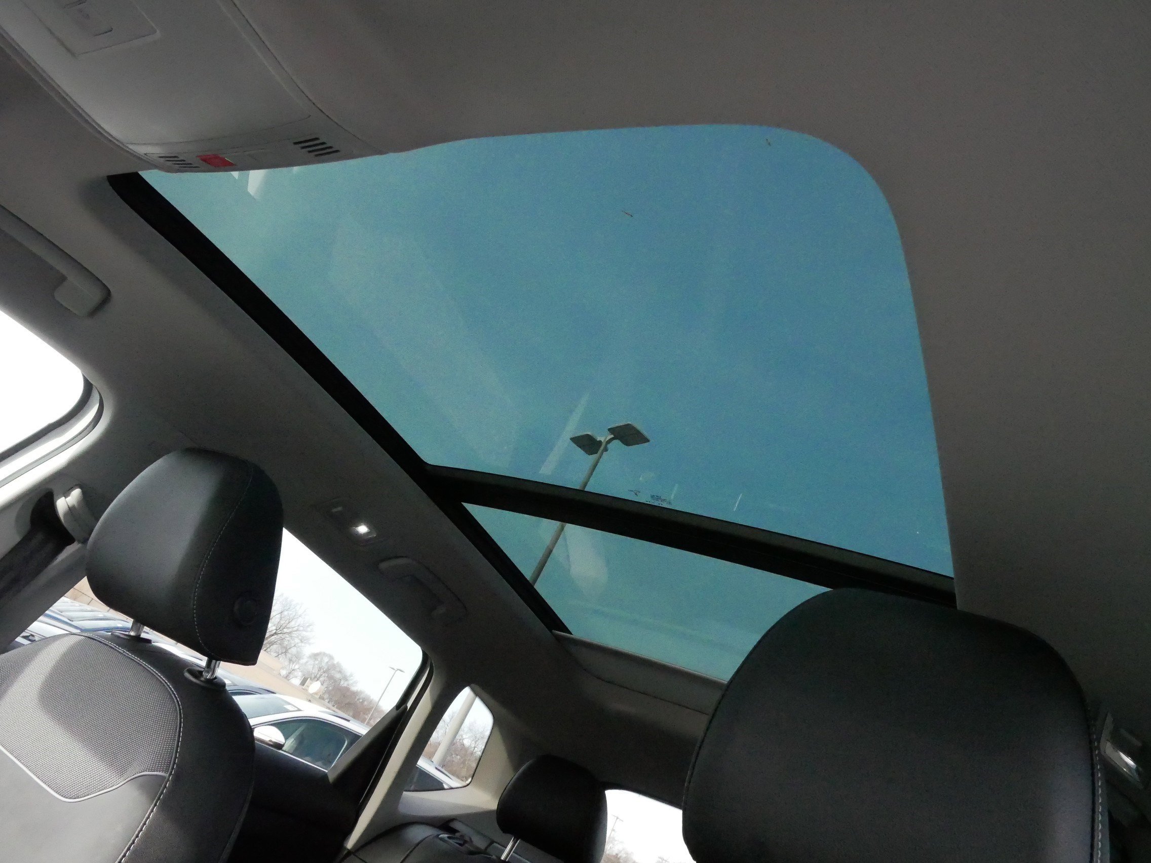 Certified 2025 Volkswagen Taos SE image 33