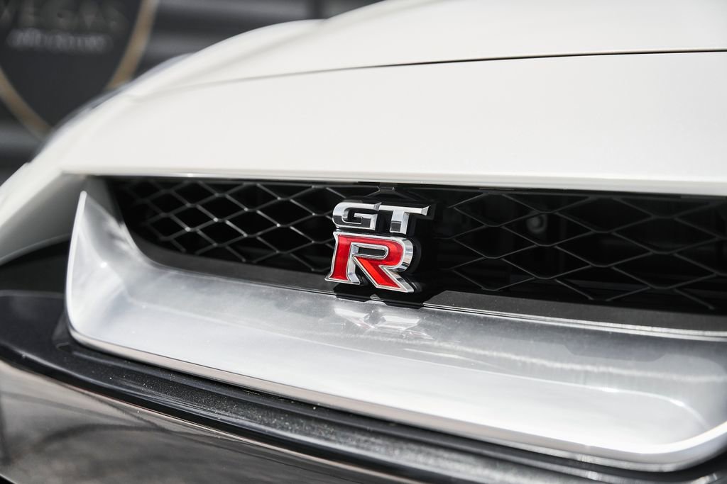 Used 2021 Nissan GT-R Premium image 7