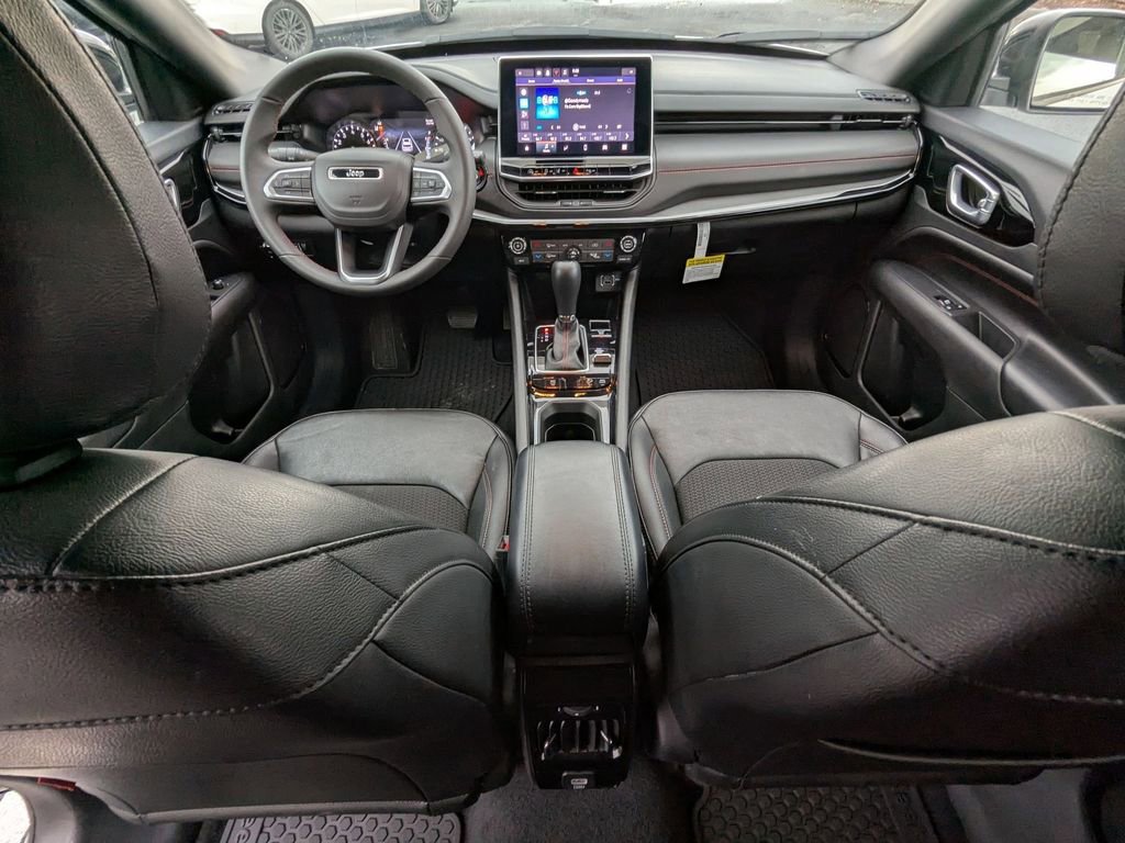 Used 2025 Jeep Compass Trailhawk image 26