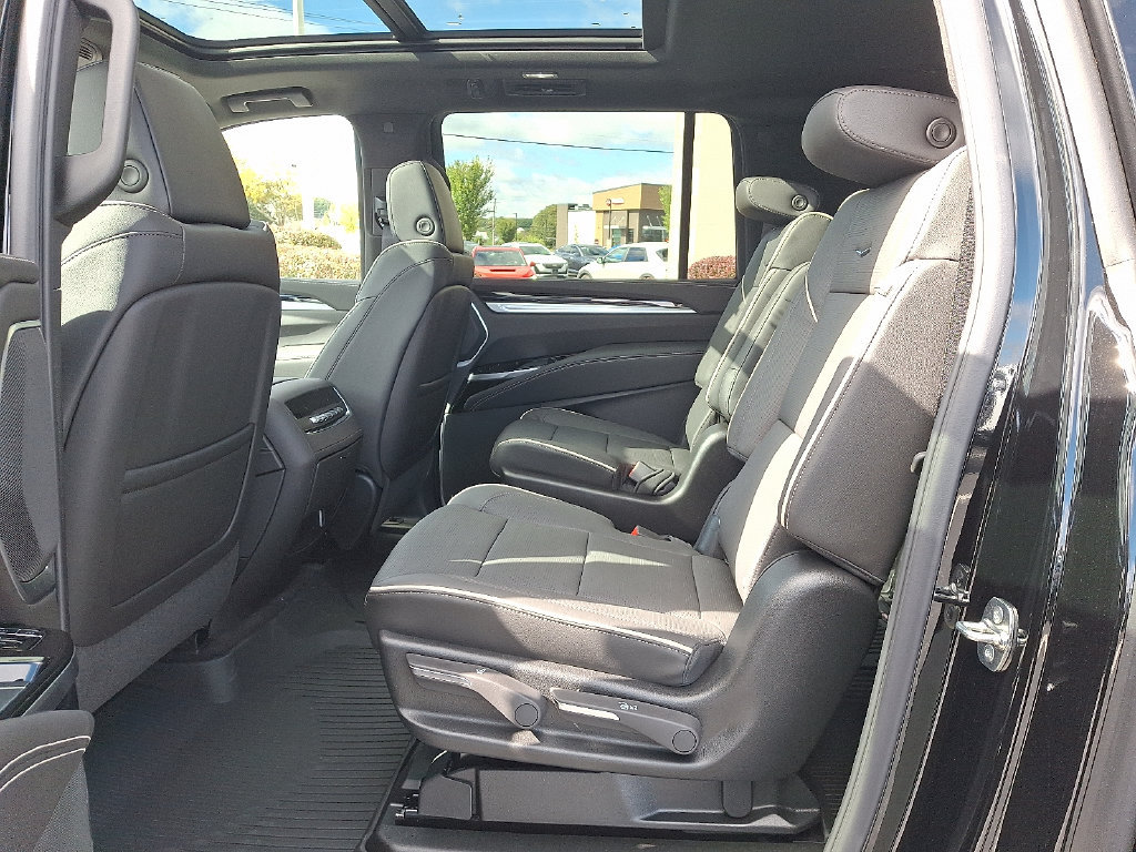 New 2027 Cadillac Escalade ESV Sport w/ LPO, Floor Liner Package AWD/4WD image 5