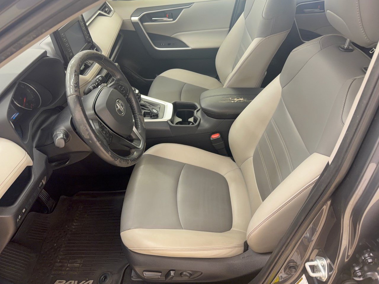 Used 2019 Toyota RAV4 XLE Premium FWD image 5