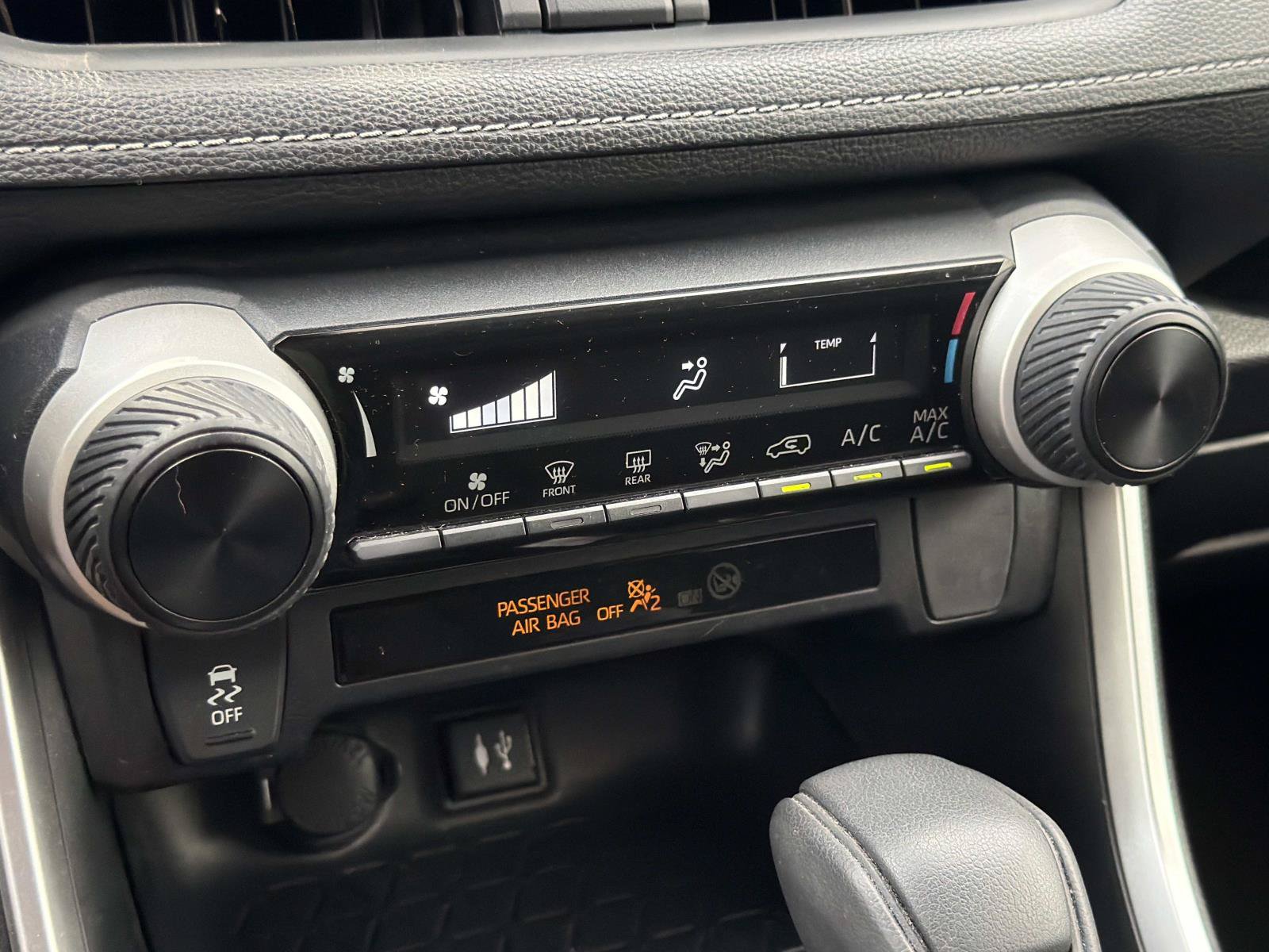 Used 2019 Toyota RAV4 LE w/ Carpet Mat Package FWD image 19