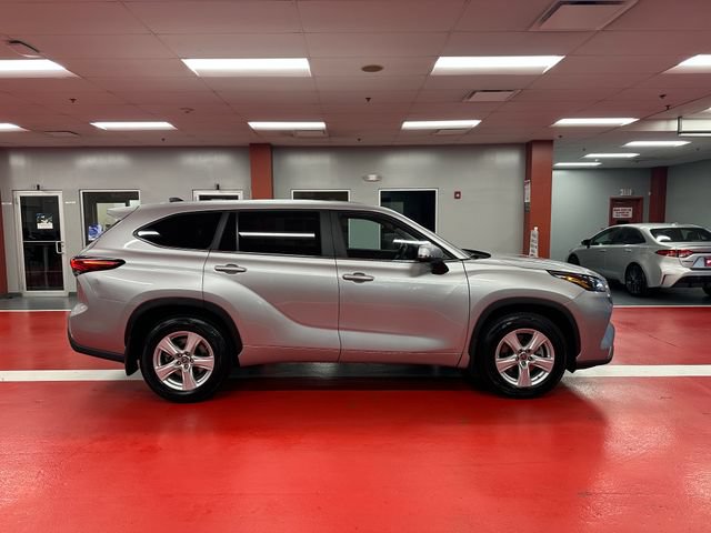 Used 2023 Toyota Highlander L AWD/4WD image 3