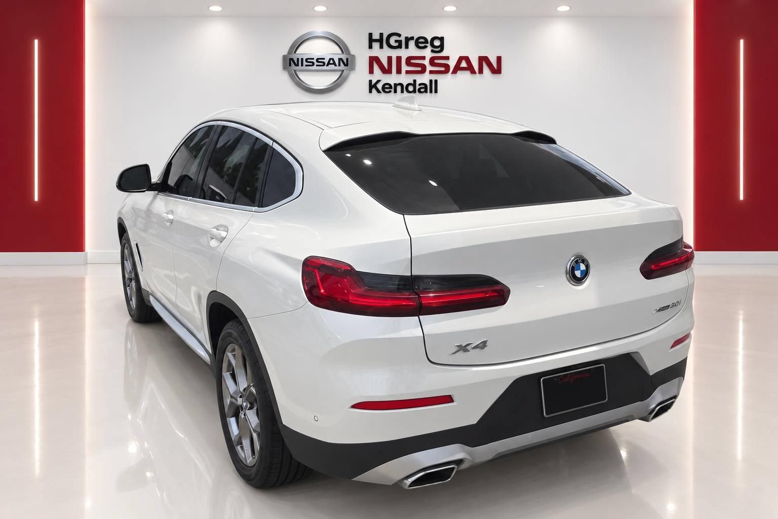 Used 2022 BMW X4 xDrive30i w/ Parking Assistance Package AWD/4WD image 2