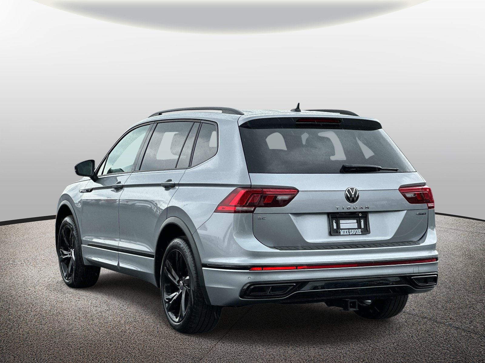 Used 2024 Volkswagen Tiguan SE R-Line AWD/4WD image 3
