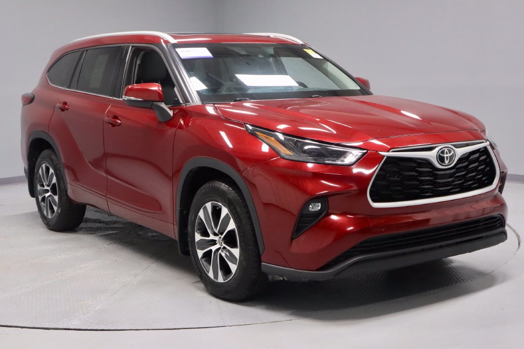 Used 2022 Toyota Highlander XLE AWD/4WD image 1