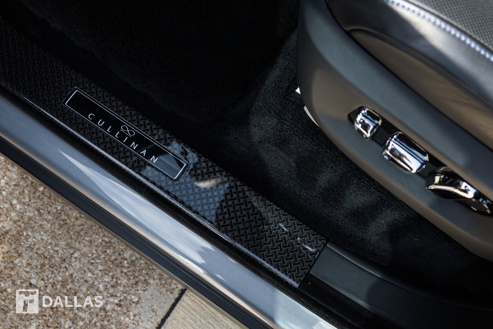 Used 2022 Rolls-Royce Cullinan Black Badge w/ Dark Exterior Package image 22