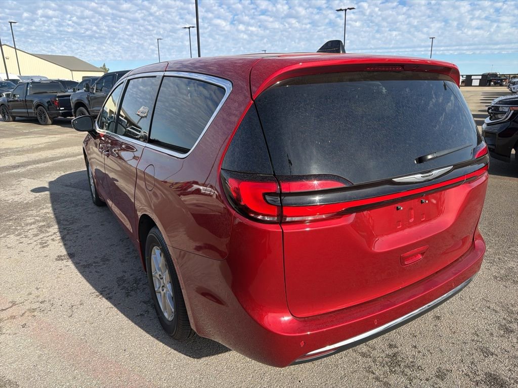 Used 2025 Chrysler Pacifica Select image 4