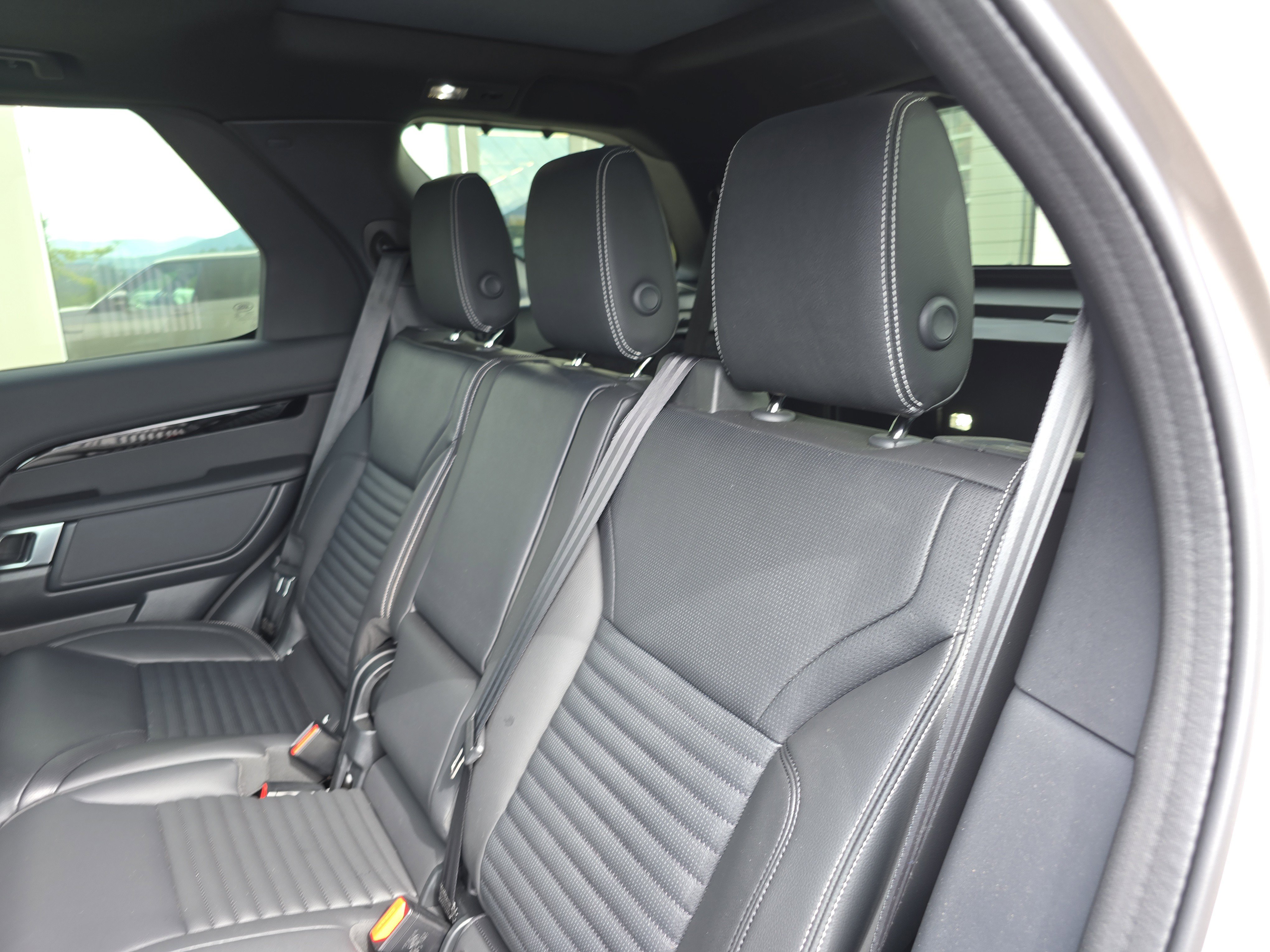 Certified 2025 Land Rover Discovery S image 16