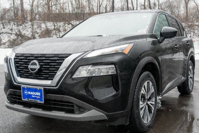 Used 2023 Nissan Rogue SV image 2
