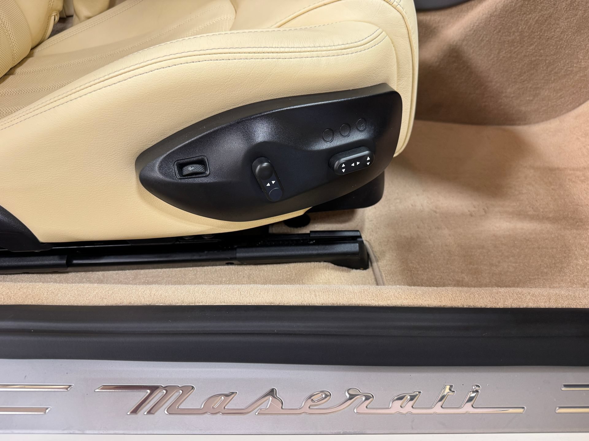 Used 2011 Maserati GranTurismo Convertible RWD image 61