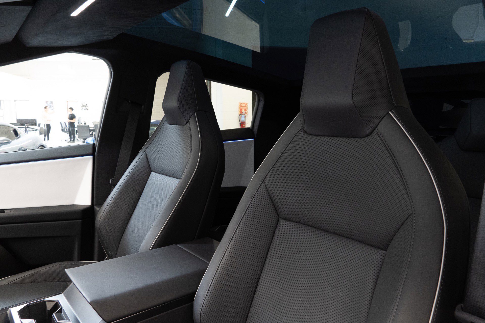 Used 2024 Tesla Cybertruck AWD Crew Cab image 13