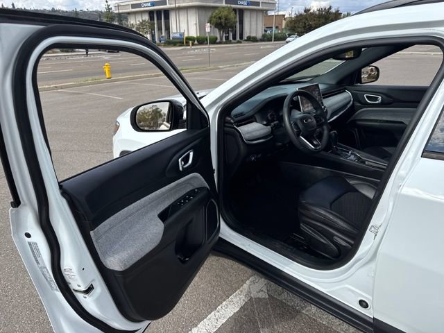 Used 2024 Jeep Compass Latitude image 27