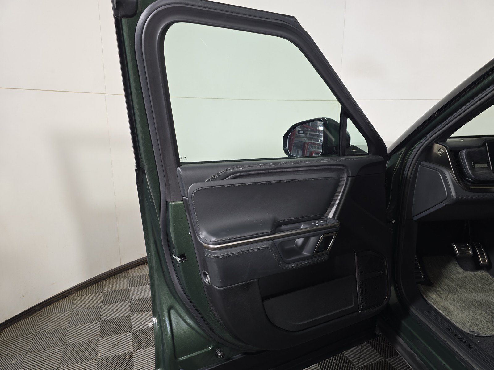 Used 2024 Rivian R1S Adventure AWD/4WD image 16