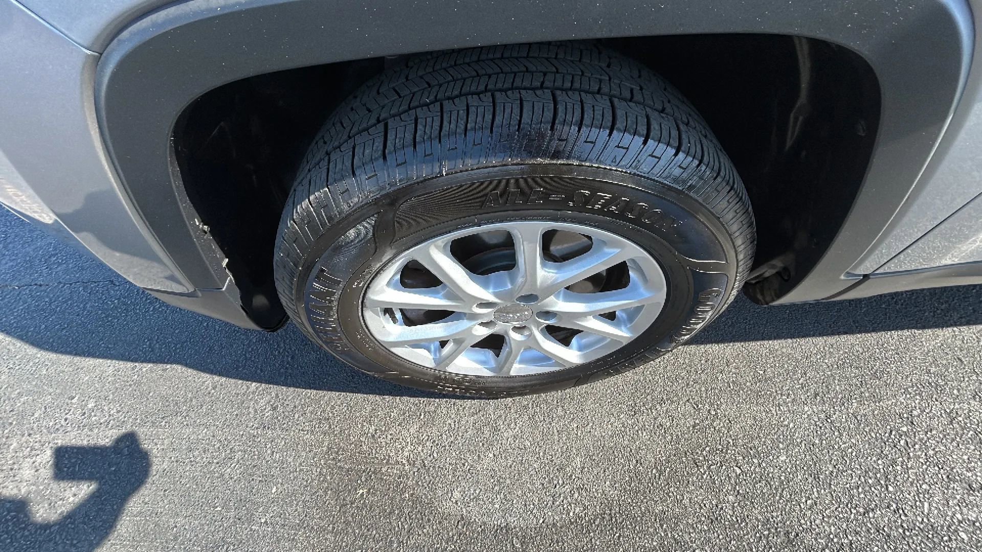 Used 2015 Jeep Cherokee Latitude w/ Cold Weather Group AWD/4WD image 41