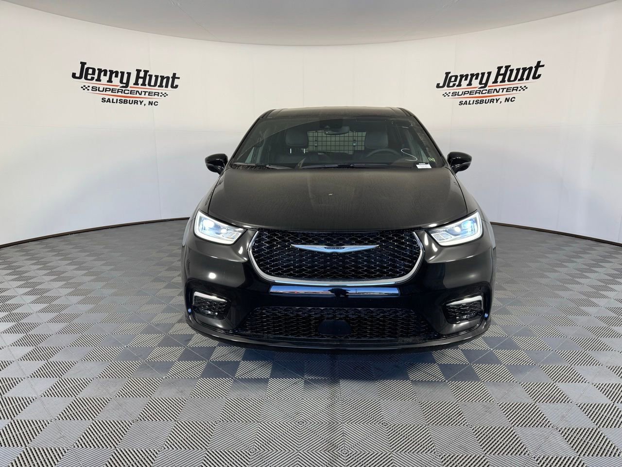 Used 2025 Chrysler Pacifica Select image 5