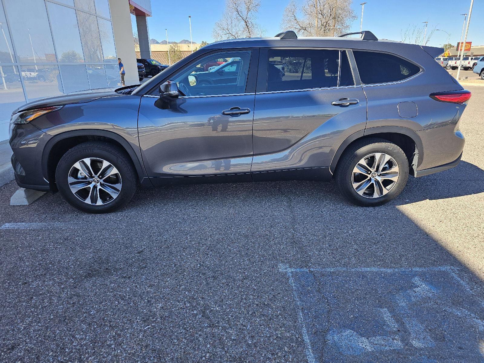 Used 2023 Toyota Highlander XLE image 2