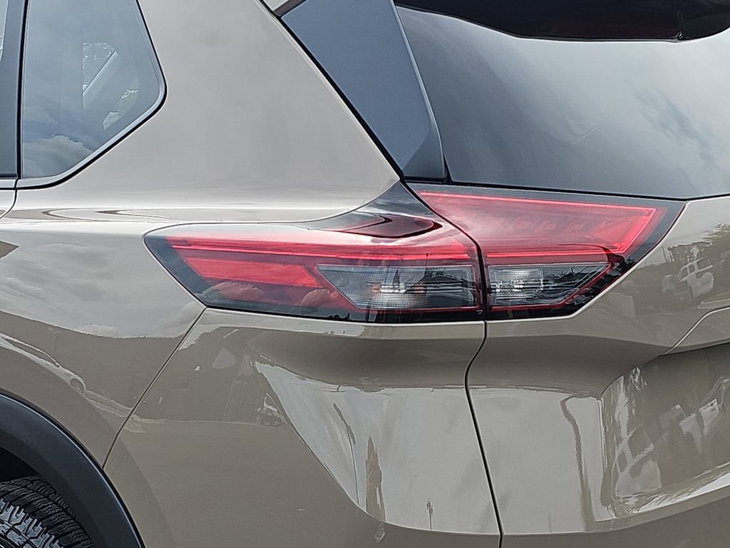 Used 2025 Nissan Rogue SV image 36