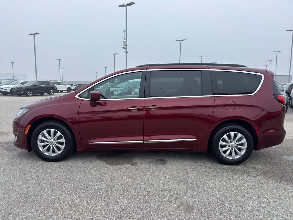 Used 2017 Chrysler Pacifica Touring-L image 6
