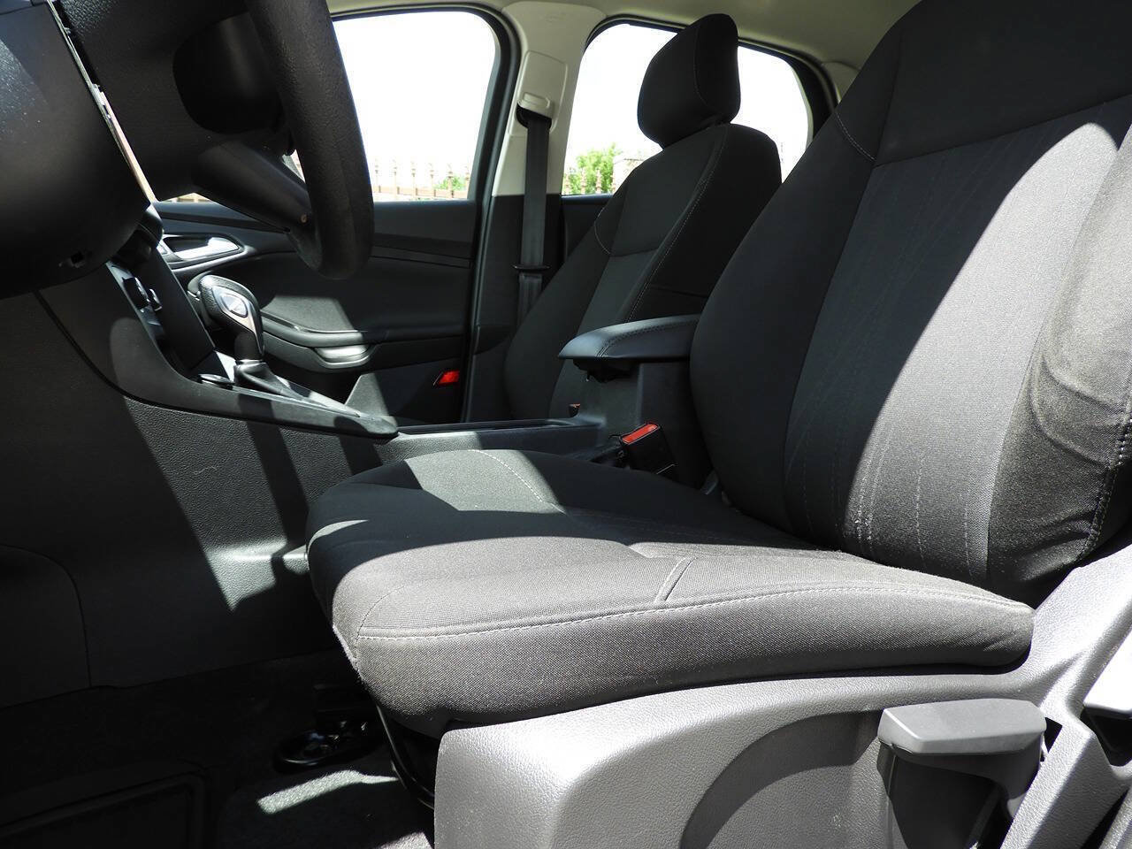 Used 2018 Ford Focus SE FWD image 15