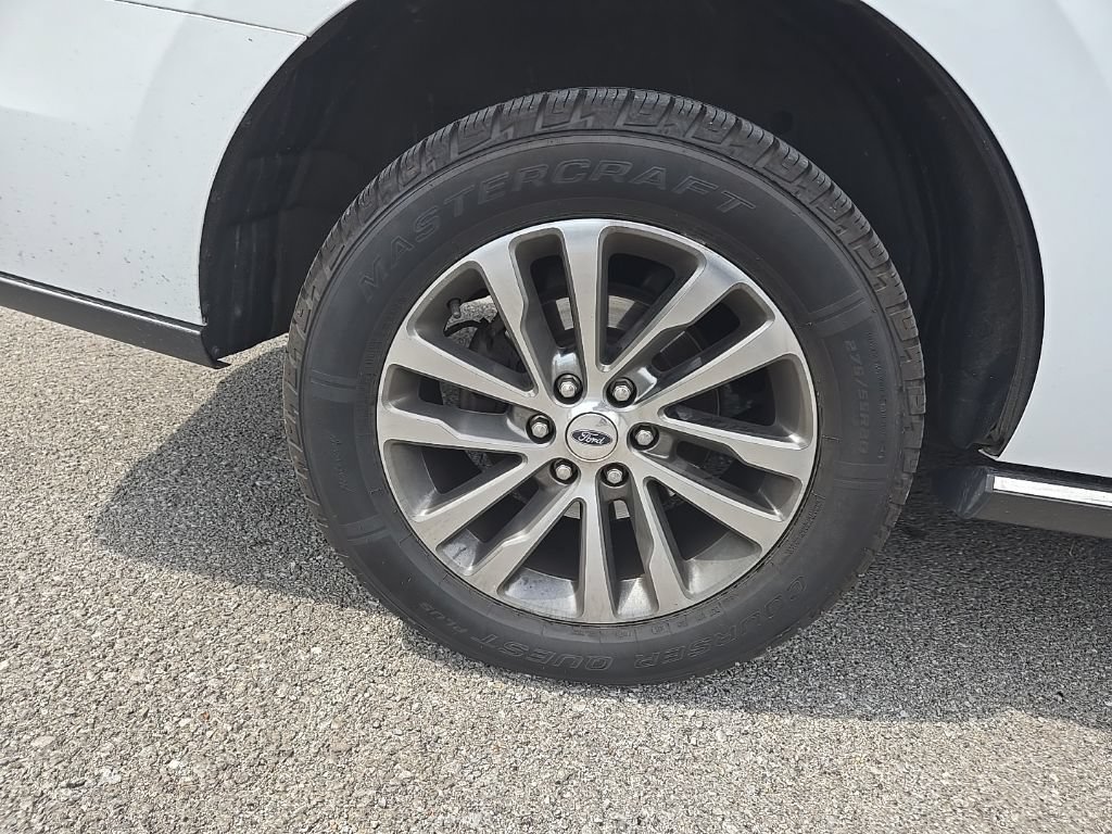 Used 2018 Ford Expedition Limited w/ Equipment Group 301A AWD/4WD image 11