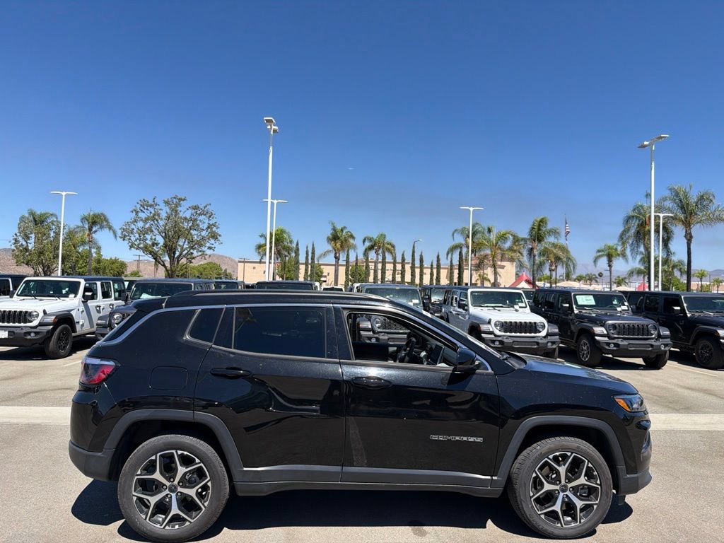 Used 2025 Jeep Compass Limited AWD/4WD image 3