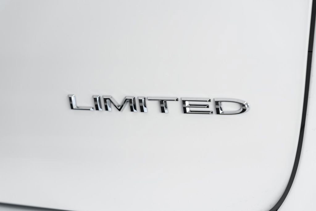 New 2026 Chrysler Pacifica Limited w/ Uconnect Theater Family Group image 8