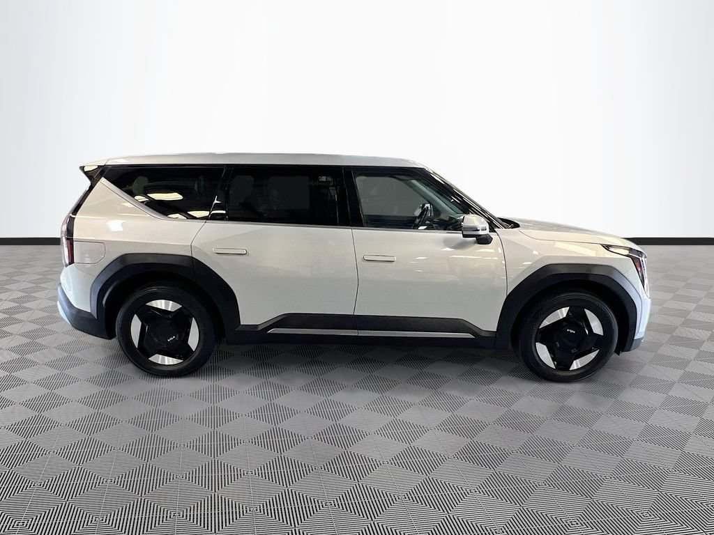Used 2024 Kia EV9 Light RWD image 8