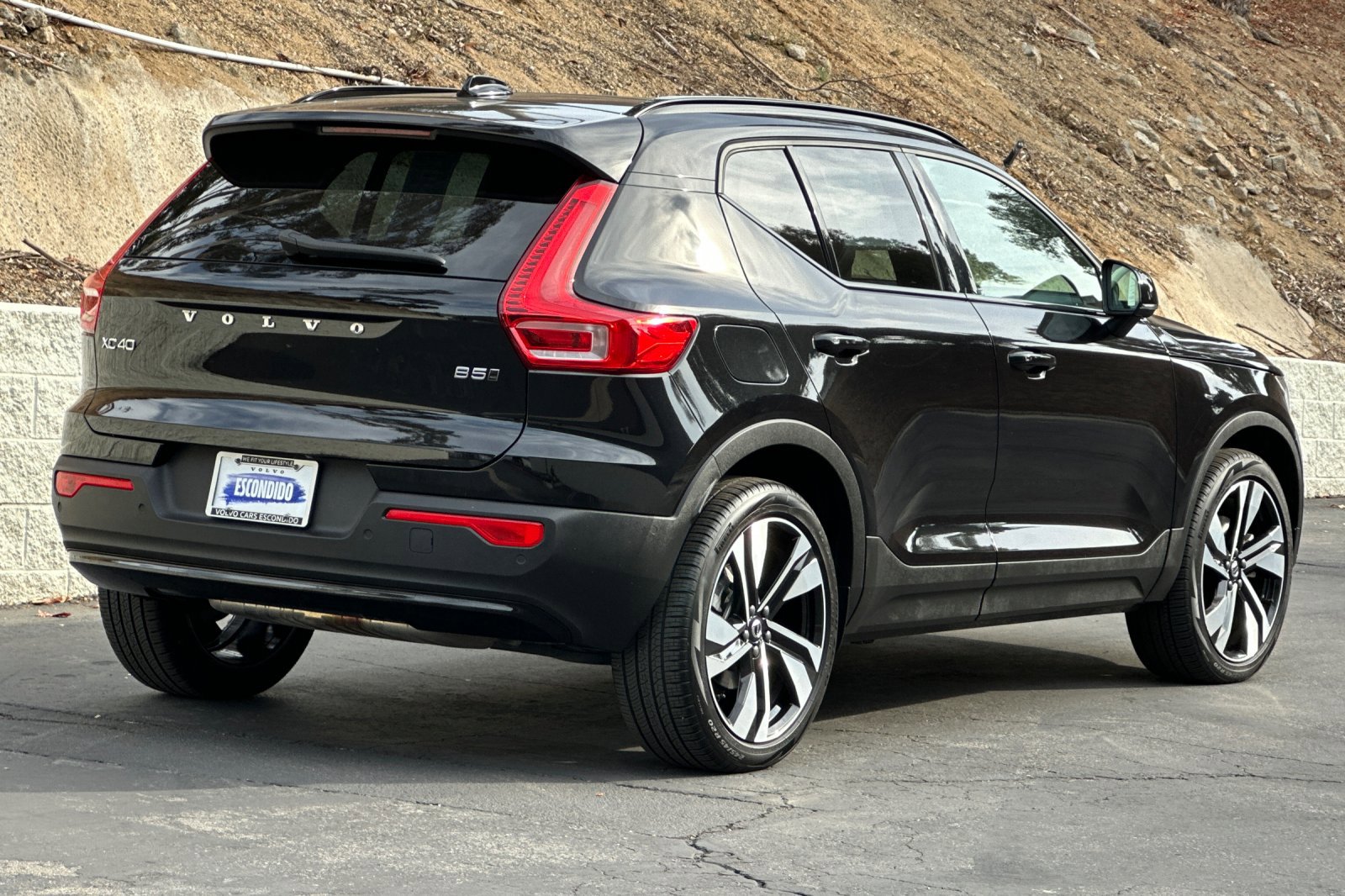 Certified 2025 Volvo XC40 B5 Plus image 4