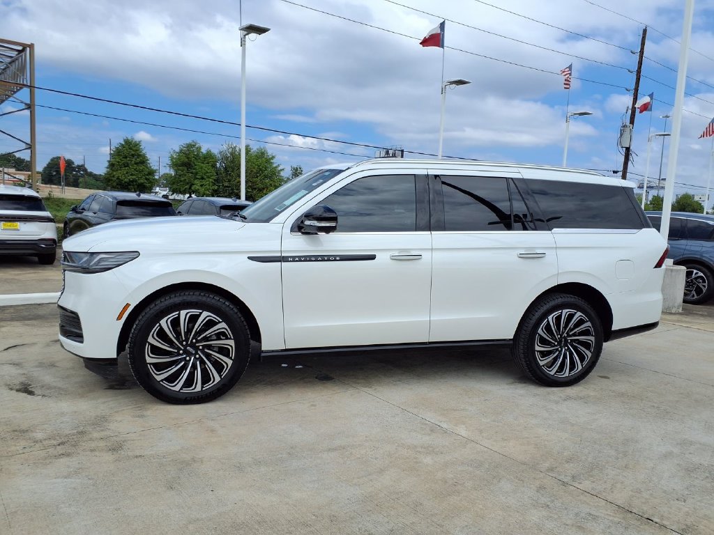 Used 2026 Lincoln Navigator Black Label AWD/4WD image 3