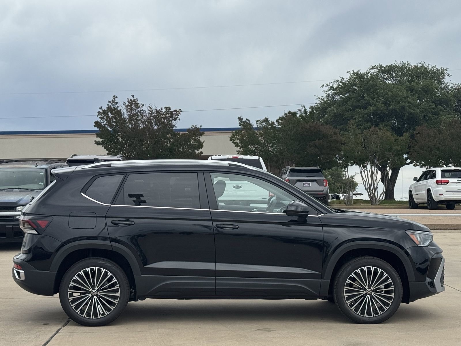 New 2026 Volkswagen Taos SE FWD image 4