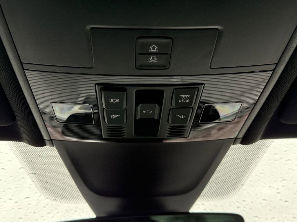 Used 2024 Volkswagen Tiguan SE R-Line image 17