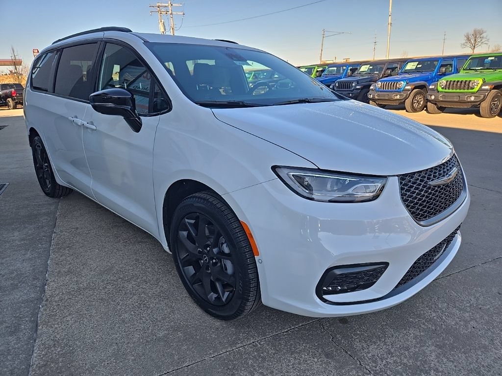 New 2026 Chrysler Pacifica Select w/ S Appearance Package AWD/4WD image 13